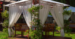Sommer im eigenen Garten: Einsatzmöglichkeiten eines Gartenpavillons für Familienfeiern und Grillabende